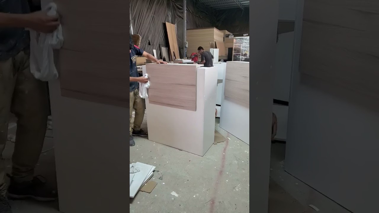 Mostradores de recepción con encimeras de color azul cobalto: audacia que recibe con estilo
