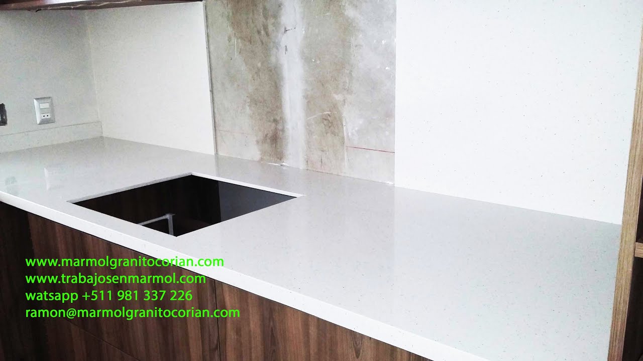 Baños exteriores con encimeras de color blanco puro: frescura radiante
