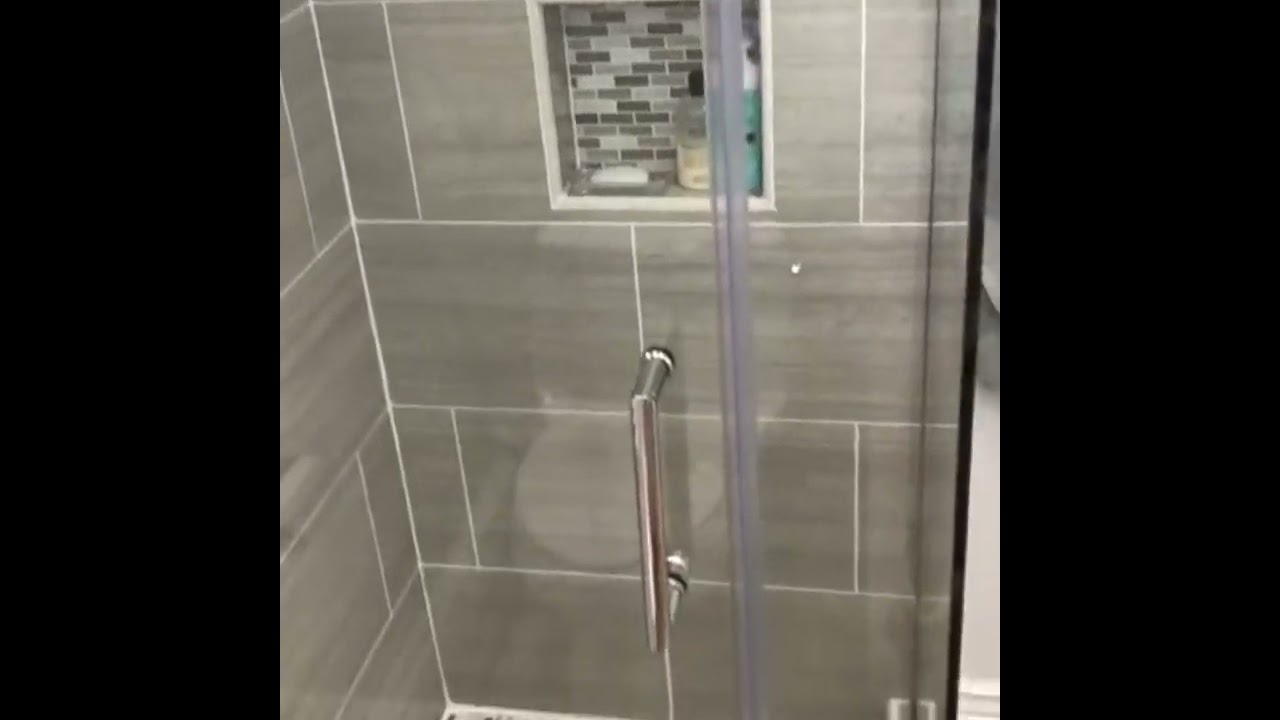 Baños grandes con encimeras de color gris oscuro: dramatismo elegante