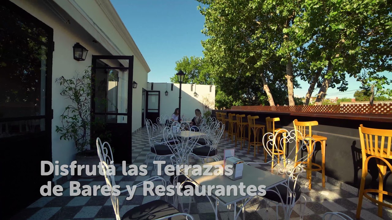 Bares al aire libre con encimeras de color beige claro: funcionalidad luminosa