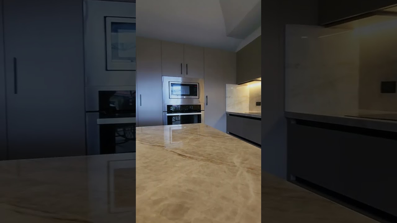 Cocinas funcionales grandes con encimeras de color lavanda: practicidad serena