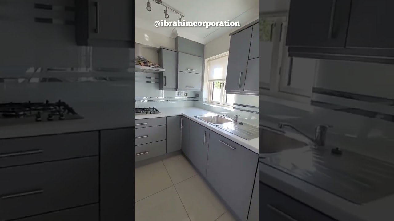 Cocinas medianas con encimeras de color gris oscuro: sobriedad elegante