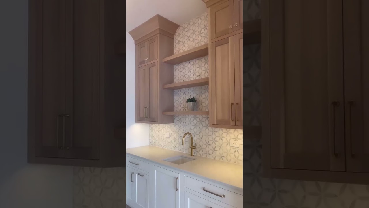 Encimeras de color blanco perla en bares modernos medianos: elegancia pura