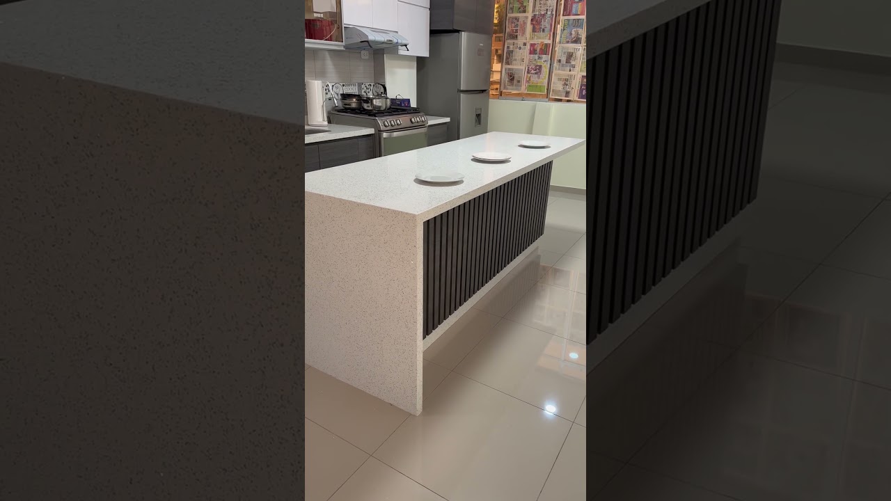 Encimeras de color blanco perla en piscinas exteriores: frescura elegante