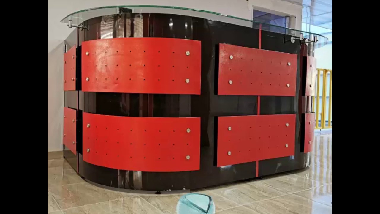 Encimeras de color gris perla en mostradores de recepción: sofisticación que recibe con estilo