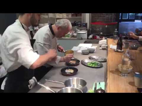 Encimeras de color lavanda en restaurantes modernos pequeños: serenidad íntima y práctica