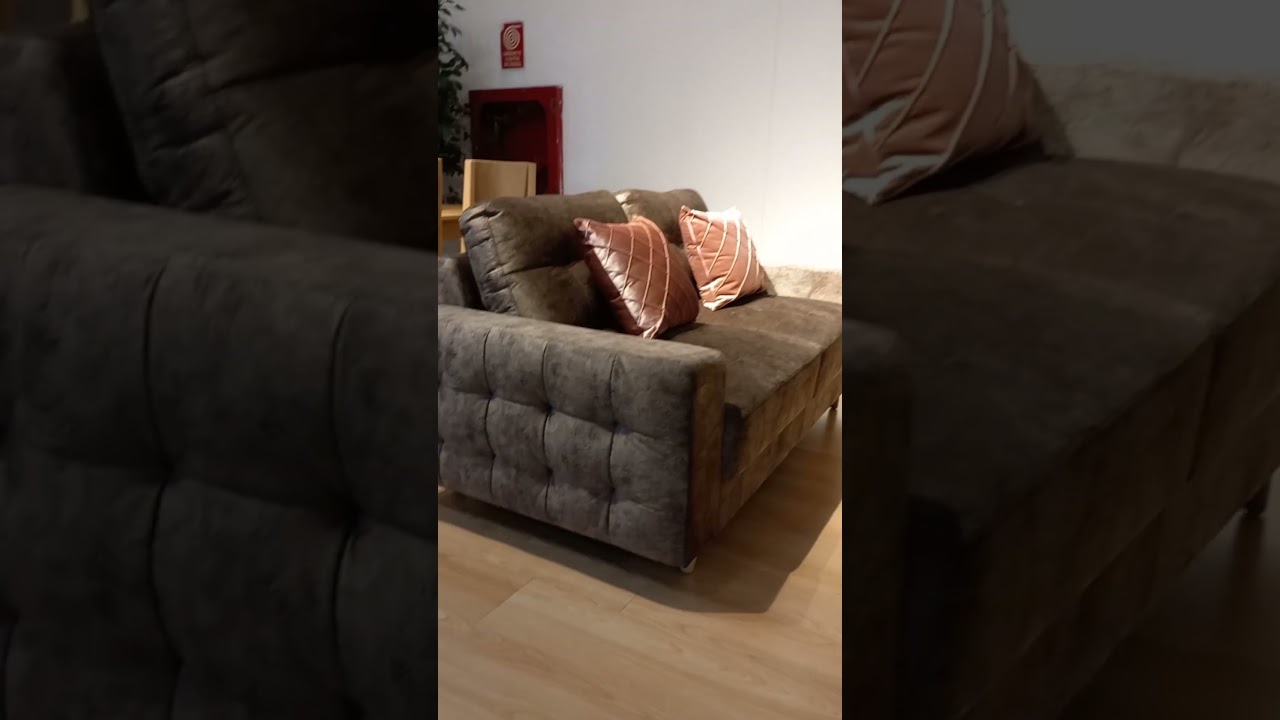 Encimeras de color marrón chocolate en mostradores de recepción: sofisticación que recibe con estilo