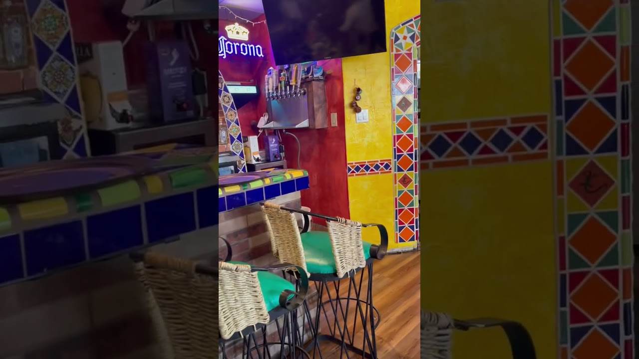 Encimeras de color morado oscuro en restaurantes modernos grandes: audacia brillante