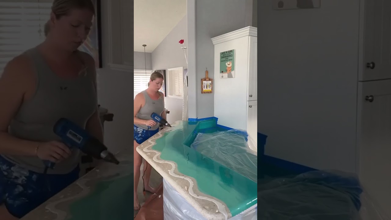 Encimeras de color morado oscuro en sótanos grandes funcionales: practicidad audaz