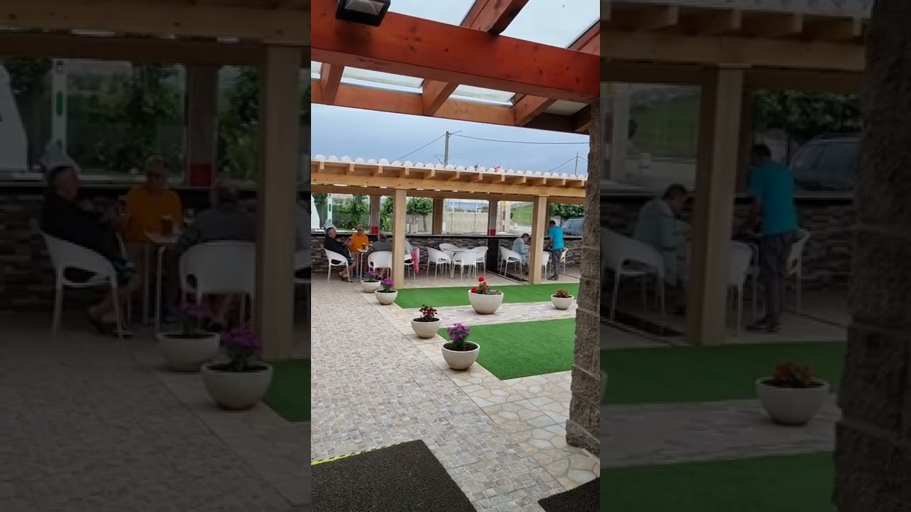 Encimeras de color negro carbón en sótanos convertidos en bares: estilo moderno