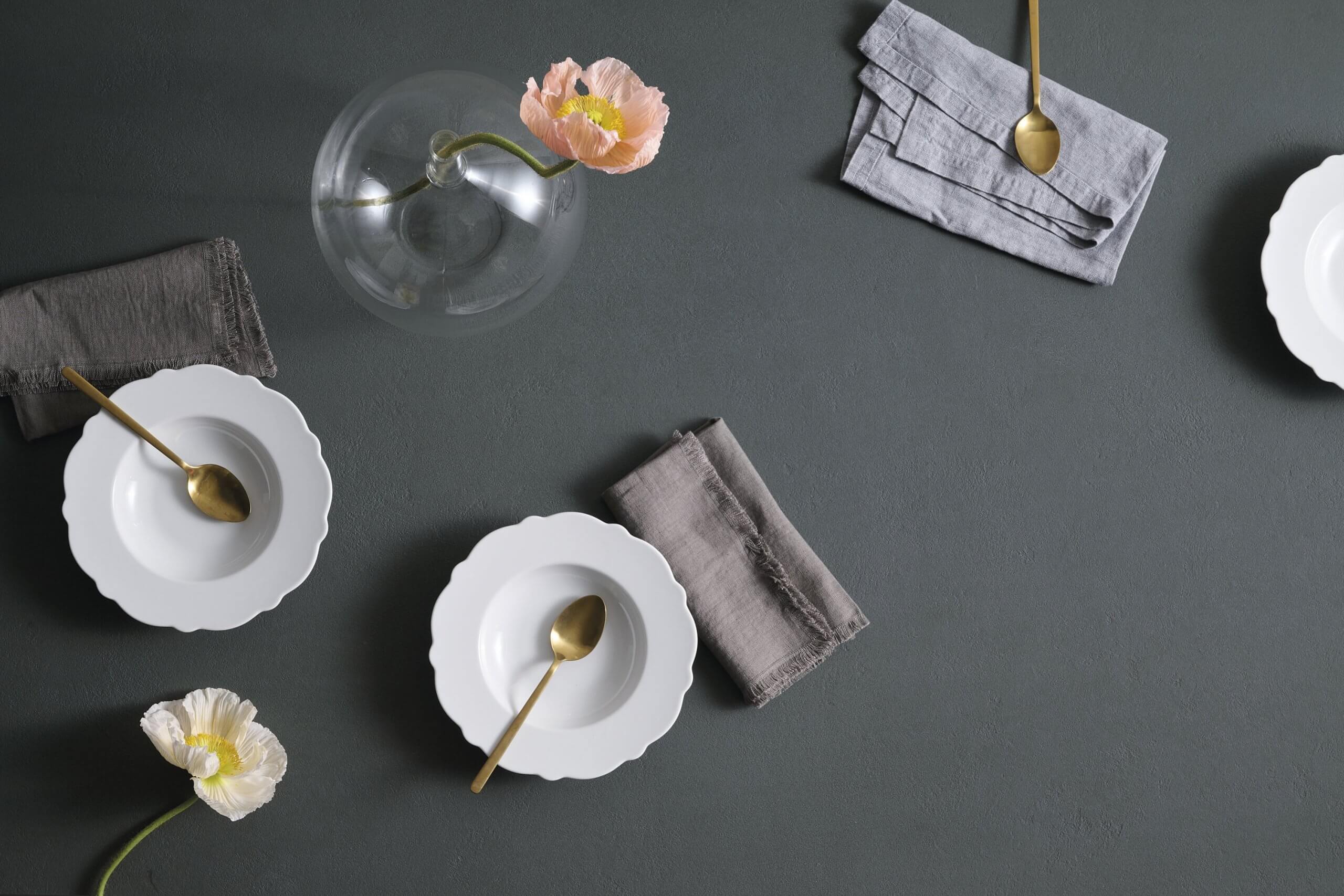 - **Metatítulo SEO**: SapienStone Balance Steel Blue: Tendencia Serena para tu Hogar en 2026 - **Metadescripción SEO**: Descubre cómo el SapienStone Balance Steel Blue, de la colección Monochromes (Balance), se integra en las tendencias de decoración y moda 2026, aportando calma y elegancia. - **Título**: Balance Steel Blue de SapienStone: El Toque de Serenidad y Vanguardia para tu Hogar en 2026 ¡Hola\! Si estás pensando en renovar tus espacios y buscas un color que combine **modernidad, calma y un toque de naturaleza**, entonces el **SapienStone Balance Steel Blue** te va a encantar. Este tono, perteneciente a la sofisticada colección **Monochromes** (serie Balance), se perfila como una estrella en las tendencias de decoración y moda para 2026, y hoy vamos a explorar por qué. ## La Elegancia Atemporal del Balance Steel Blue El Balance Steel Blue es un color que transmite una **profunda sensación de serenidad y elegancia**. Su tonalidad, un azul acero con matices grises, evoca la calma del océano y la fortaleza del metal, creando un equilibrio perfecto para cualquier ambiente. En su acabado **Natural** y con un práctico espesor de **12 mm**, este porcelánico de gran formato (320x160 cm) no solo es bello, sino también increíblemente resistente y versátil. ### ¿Por qué Balance Steel Blue para 2026? Las tendencias para 2026 apuntan hacia colores que nos conecten con la **naturaleza y el bienestar**, buscando crear refugios de paz en nuestros hogares. Tonos como el "Transformative Teal" (un azul verdoso) y el "Blue Aura" (un azul grisáceo sereno) se mencionan como protagonistas, y el Balance Steel Blue encaja a la perfección en esta corriente. Este color aporta: * **Calma y sofisticación**: Ideal para crear ambientes relajantes pero con carácter. * **Conexión con la naturaleza**: Sus matices recuerdan elementos naturales como el agua y el cielo. * **Versatilidad**: Se adapta tanto a estilos minimalistas como a decoraciones más audaces y con acentos de color. ## Integrando Balance Steel Blue en tu Hogar La belleza del **SapienStone Balance Steel Blue** radica en su capacidad para transformar espacios. No es solo una superficie; es una declaración de intenciones. ### En la Cocina: Un Oasis de Modernidad Imagina tu cocina con una **impresionante encimera de Balance Steel Blue**. Este color, por su naturaleza serena, invita a la calma incluso en el espacio más ajetreado de la casa. Puedes combinarlo con: * **Maderas claras**: Para un contraste cálido y acogedor, muy en línea con la búsqueda de naturalidad. * **Blancos y grises suaves**: Creando una paleta monocromática o de bajo contraste que amplifique la luminosidad y la sensación de limpieza. El **Balance Light Grey** de la misma colección **Balance** sería un compañero ideal para armarios o paredes. * **Toques metálicos en dorado o negro mate**: Para añadir un punto de sofisticación industrial o un glamour sutil. Además, SapienStone es conocido por su durabilidad, resistencia al calor y a las manchas, lo que hace que el Balance Steel Blue no solo sea una elección estética sino también **extremadamente práctica** para la cocina. ### Más Allá de la Cocina Pero no te limites a la cocina. El Balance Steel Blue es perfecto para: * **Baños**: Como revestimiento de paredes en la ducha o para crear un mueble de lavabo único, aportando una atmósfera de spa. * **Mesas y superficies de trabajo**: Tanto en comedores como en oficinas en casa, su resistencia y belleza lo hacen ideal. * **Revestimientos de pared decorativos**: En salones o recibidores, una pared en Balance Steel Blue puede convertirse en el punto focal del espacio. ## La Versatilidad de la Colección Balance El Balance Steel Blue forma parte de la innovadora colección **Balance** dentro de la gama Monochromes de SapienStone. Esta colección se caracteriza por ofrecer colores sólidos y contemporáneos que buscan el equilibrio y la armonía. ### Explorando Otros Tonos Balance Para enriquecer tus diseños, puedes considerar combinar o alternar el Balance Steel Blue con otros colores de la misma colección. Por ejemplo: * **Balance Nude**: Un tono suave y cálido que puede aportar un contrapunto terroso y elegante. * **Balance Azure**: Un azul más vibrante y claro, perfecto si buscas un toque más dinámico sin perder la esencia azulada. * **Balance Ivory**: Para aportar luminosidad y un contraste suave, manteniendo la elegancia de la colección. La coherencia estética dentro de la colección **Balance** te permite jugar con diferentes tonalidades manteniendo una armonía visual en tus proyectos. Si deseas explorar más opciones, puedes [descubre los colores más populares de Sapienstone](https://marmolesyencimeras.com/materiales/sapienstone/colores-sapienstone/). ## Inspiración Visual: SapienStone en Acción Para que puedas visualizar mejor las posibilidades que ofrece SapienStone, te invitamos a ver cómo estas superficies transforman los espacios. Aunque este video no se centra exclusivamente en el Balance Steel Blue, te dará una idea de la calidad y el impacto de los porcelánicos SapienStone y su tecnología. \\ *(Por favor, reemplaza VIDEO\_ID\_PLACEHOLDER con el ID de un video relevante de SapienStone como "Descubre las Encimeras SapienStone Una Nueva Dimension con vetas pasantes 4D" o similar).* ## De Cara al Futuro: Un Color que Permanece El **SapienStone Balance Steel Blue** no es solo una tendencia pasajera. Su **elegancia atemporal**, combinada con la **durabilidad excepcional** del gres porcelánico SapienStone, asegura que tu elección se mantendrá actual y bella durante muchos años. Este color te invita a crear espacios que reflejen **personalidad, calma y una conexión con las tendencias más actuales de 2026**, sin renunciar a la funcionalidad y la resistencia que necesitas en tu día a día. Es una apuesta segura por la belleza y la calidad que transformará tu hogar. ¿Y tú? ¿Cómo integrarías el Balance Steel Blue en tus próximos proyectos de decoración? ¡Nos encantaría conocer tus ideas\!